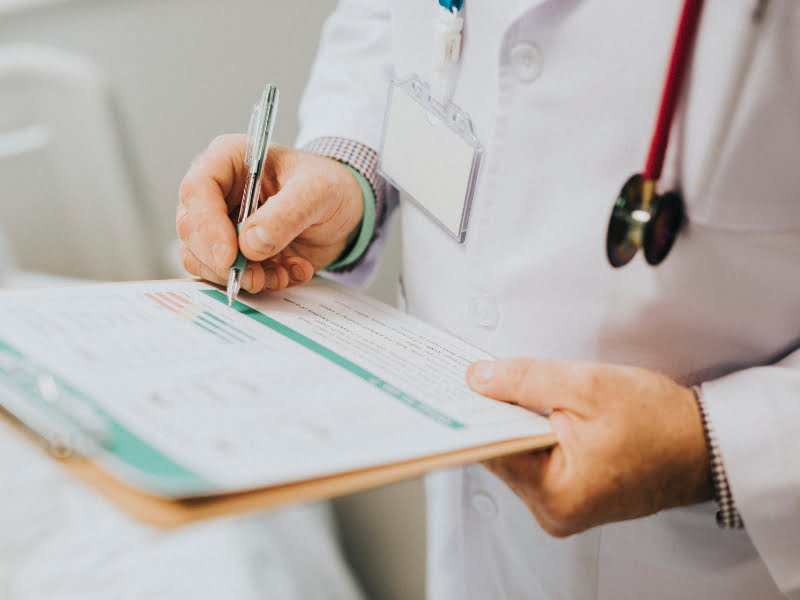 atencion-de-ancianos-por-su-medico-de-cabecera