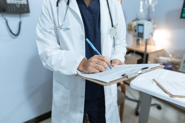 falso-medico-en-geriatricos